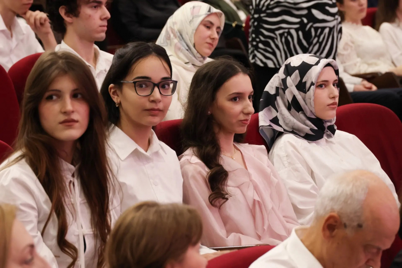 Талантливым выпускникам дагестанских школ вручили денежные сертификаты